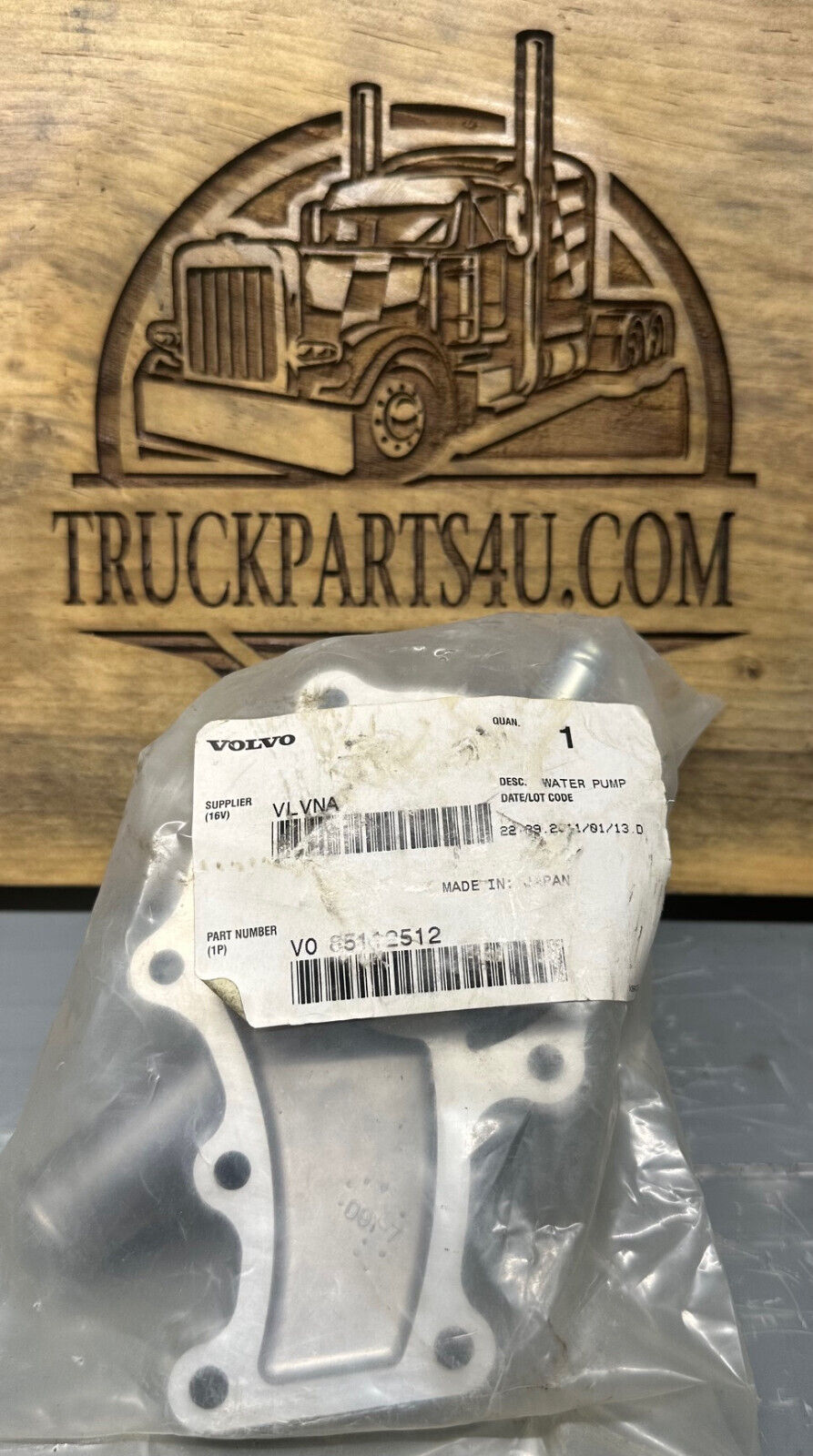 Genuine Volvo / Mack water pump 85112512 – new old stock cooling component